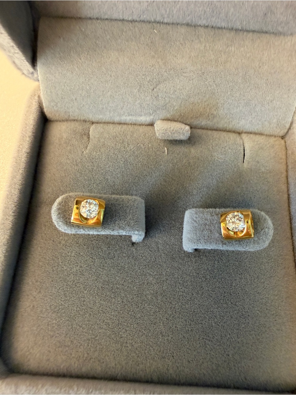 18K 750 Gold Diamond Stud Earrings